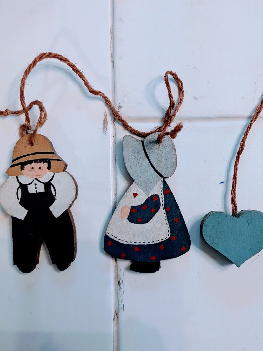 VTG Amish Couple Twine Wall Hanging Blue Hearts Rustic Cottage Farmhouse Decor